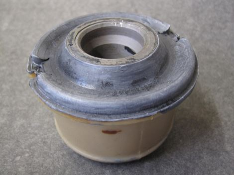 volvo-209157576 bøsning i bagbro foran volvo V70 2000-08 - Billede 1