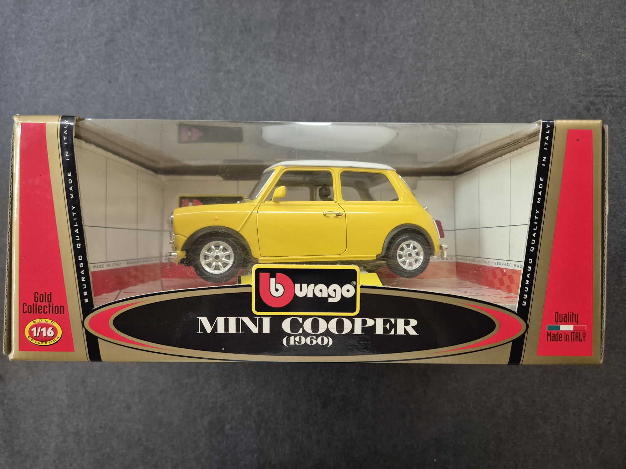 20250815_1323245087626063499473807.jpg Burago Gold Collection 1:16 Mini Cooper 1960 Gul - Billede 1