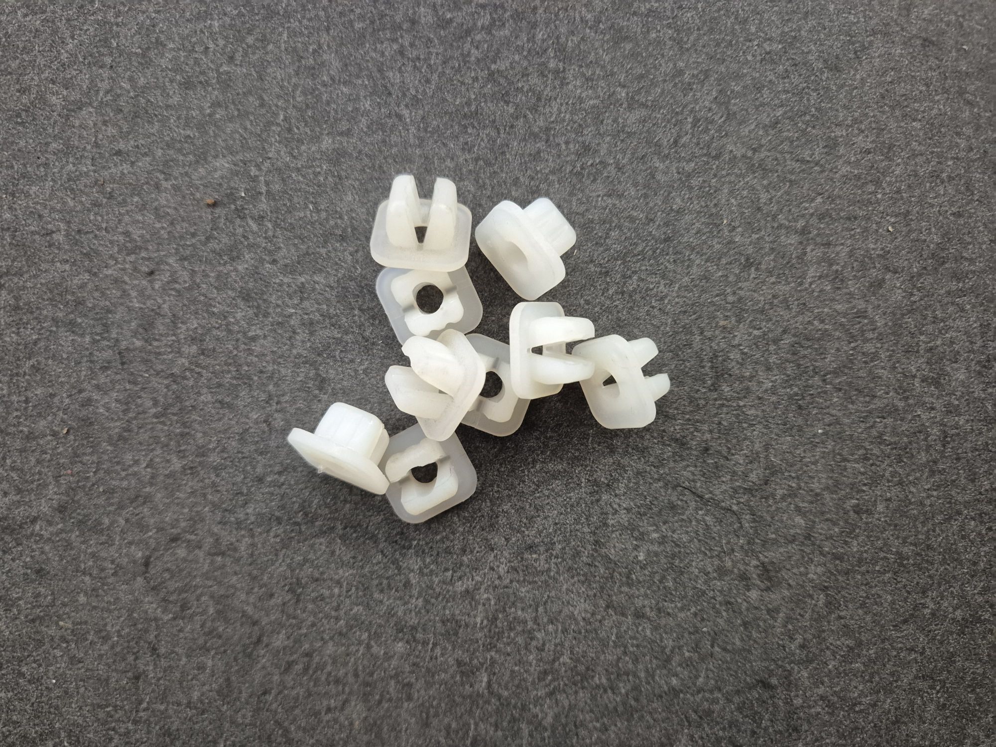 wp-17603486749502971246431452587139.jpg Plastmøtrik 6,3 mm til selvskærende skrue (original Volvo) – Volvo universal - Billede 1