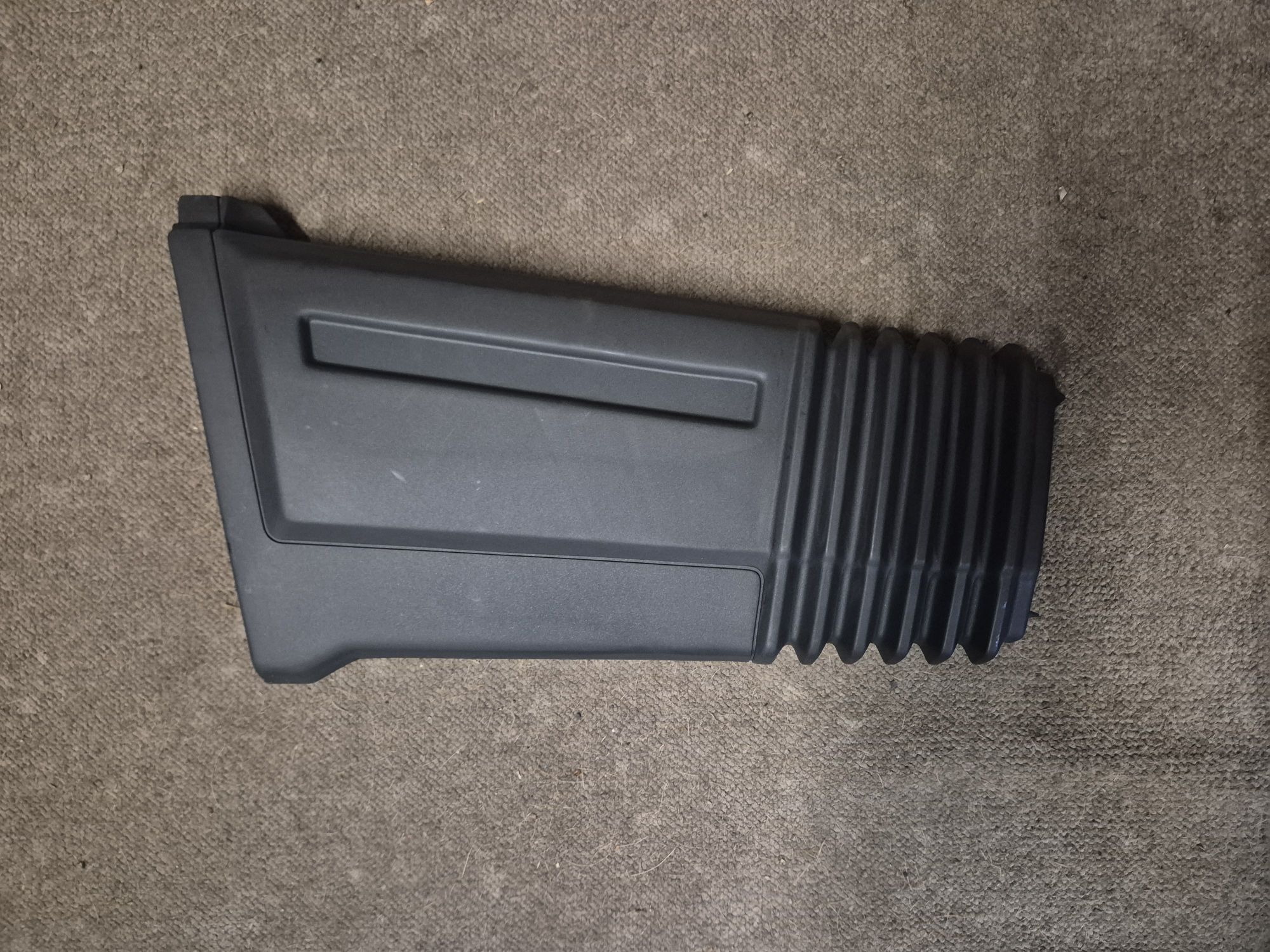 wp-1760611028066811820956154585911.jpg Hjørne til kofanger foran, sort plastik, Højre, Volvo 700 - Billede 1