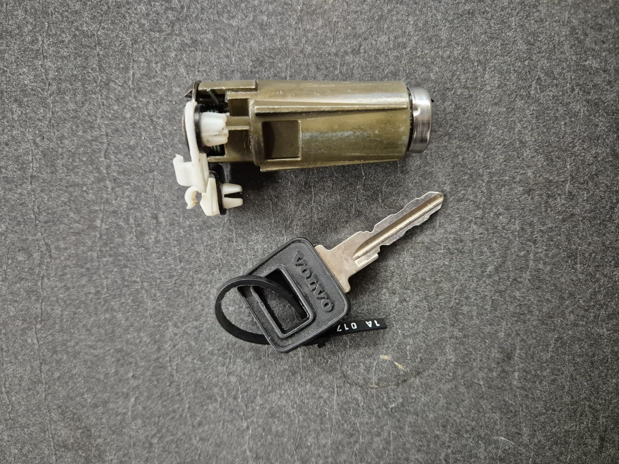 wp-17649324579412121932786671552192.jpg Låsecylinder til bagklap, Volvo 700 900 - Billede 1