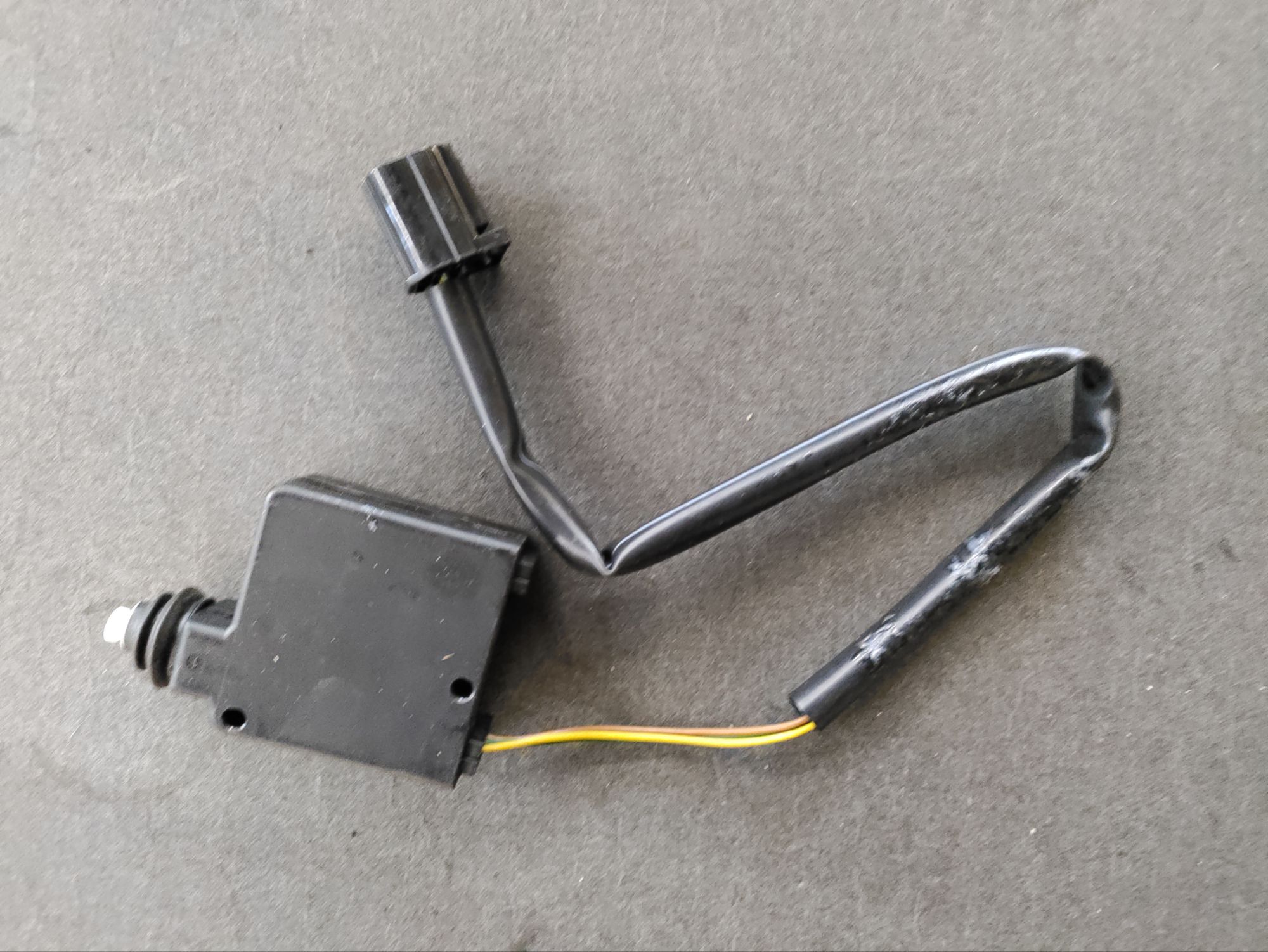 wp-17670057601995450986959133524362.jpg Centrallåsmotor VF, venstre førerdør, Volvo 440 460, 1992-1997 - Billede 1