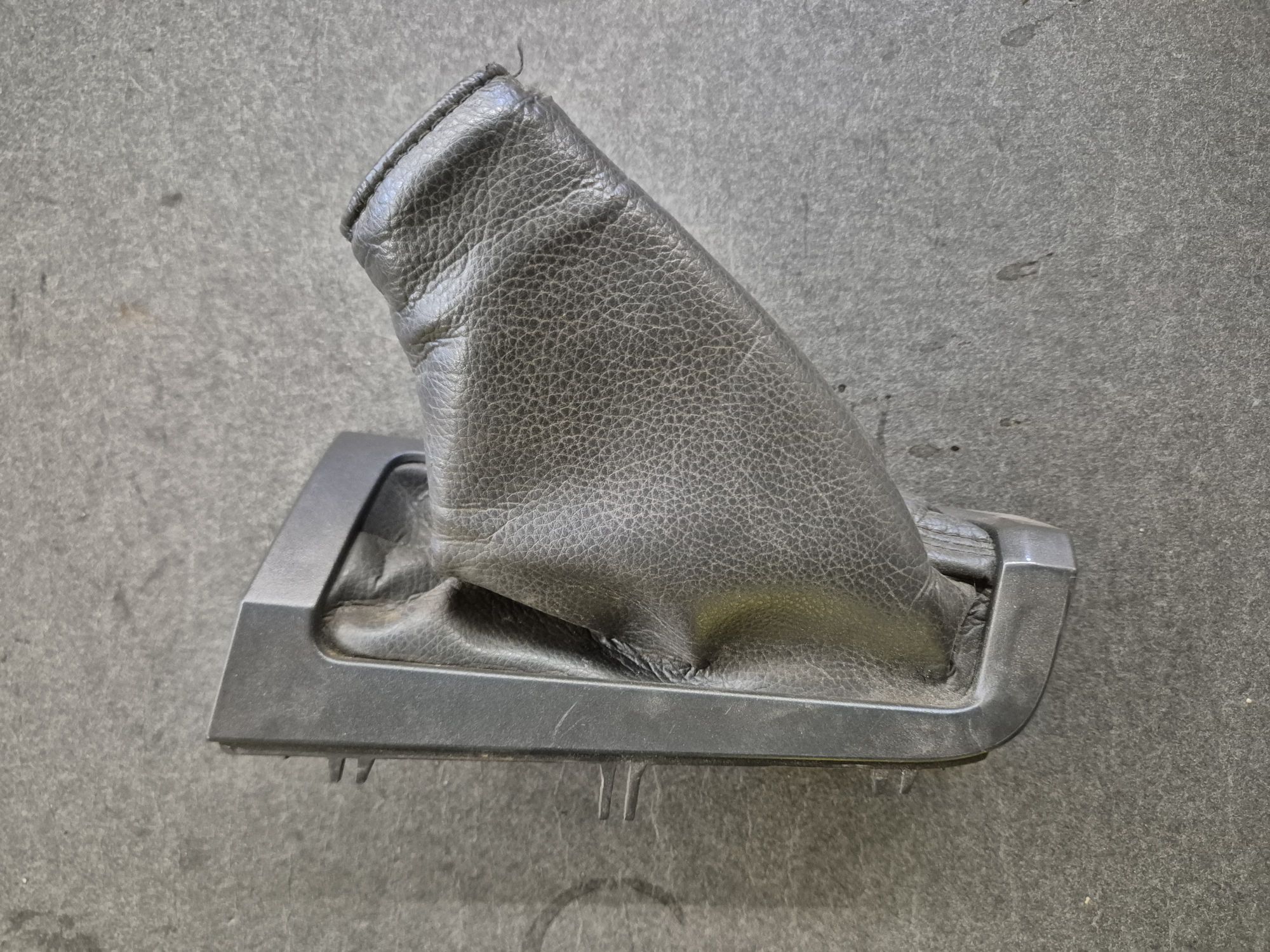 wp-17721033666976017904167387939518.jpg Håndbremsemanchet, brugt, Volvo S60 05-09, V70 05-08 - Billede 1